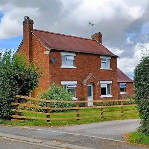 https://little-harries-cottage-surrounded-by-open-fields.yorkshirehotels.net